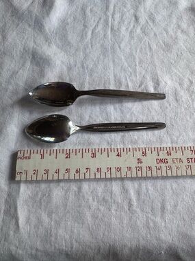 Wm Rogers Stainless Steel Plate Grapefruit Spoons with Serrated Edge Set of 2